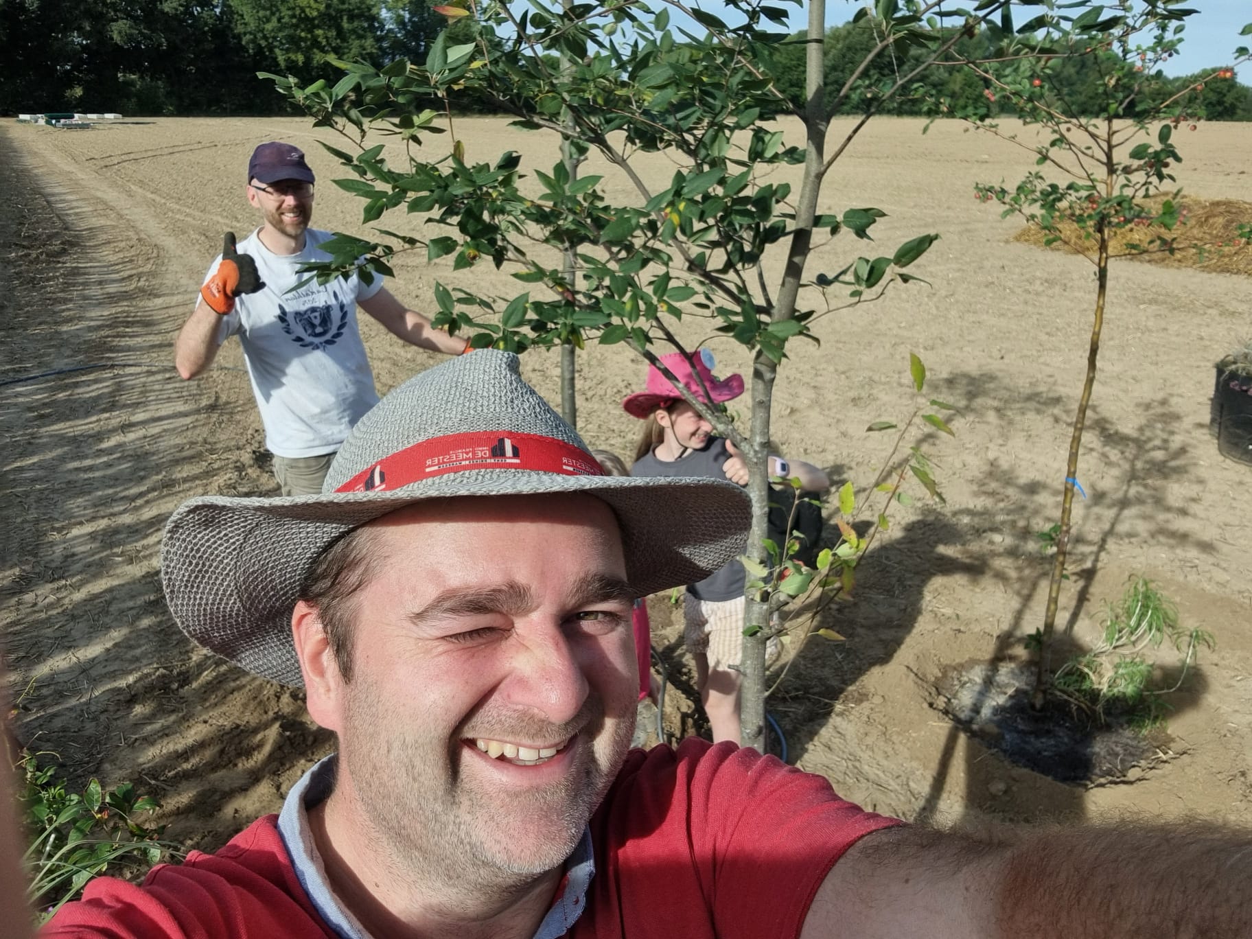 Philippe en helpers tijdens een plantdag op de testsite